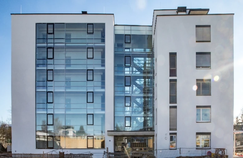 Neues Wohnhaus mit verglastem Stiegenhaus